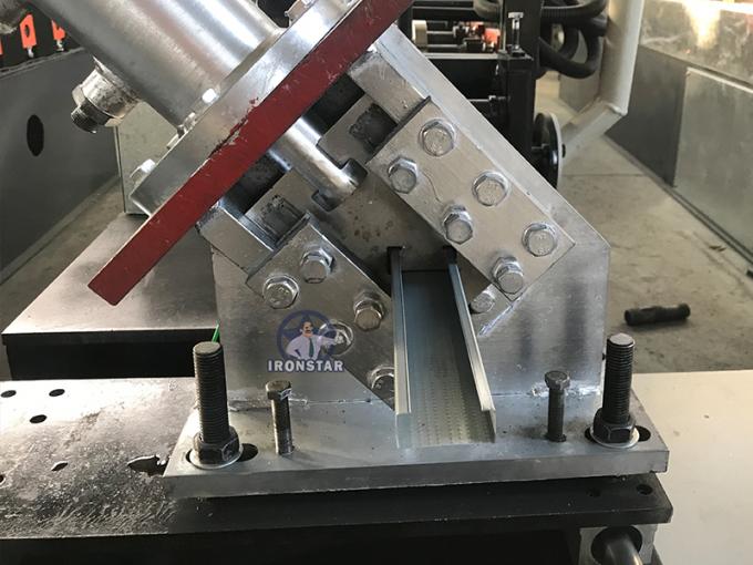 機械4を形作るロール