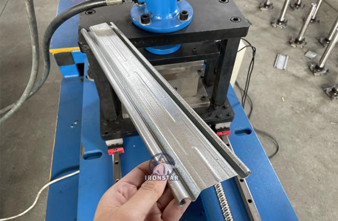 機械1を形作るシャッター ドア ロール