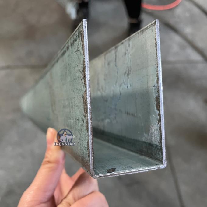 機械3を形作るUのガイド・レール ロール