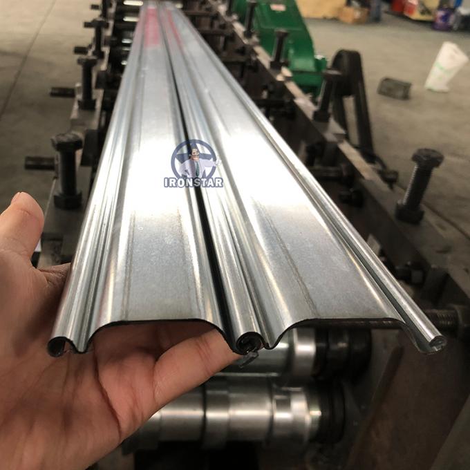 機械4を形作るシャッター ドア ロール