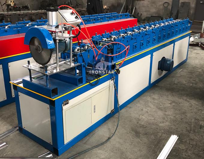 機械2を形作るシャッター ドア ロール