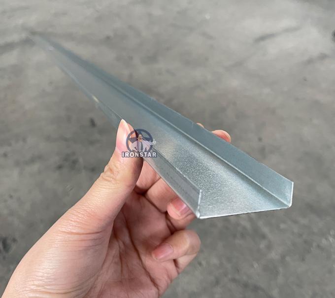 機械2を形作るUチャンネル ロール