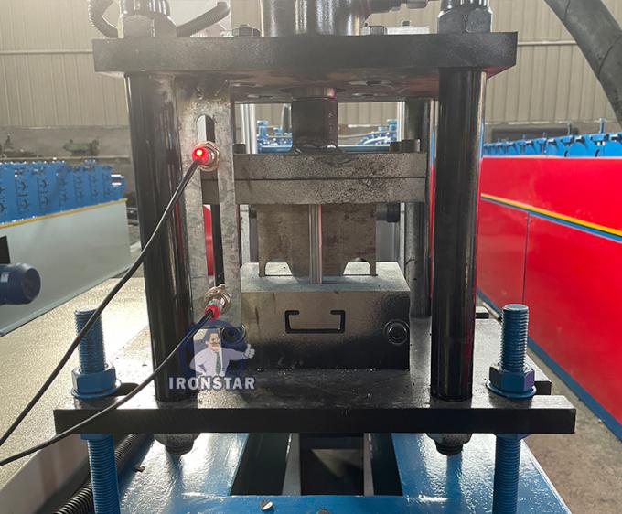 機械1を形作るCの形ロール