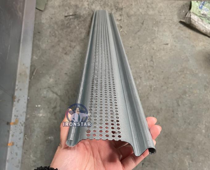 機械1を形作るパンチ穴 シャッター ドア ロール